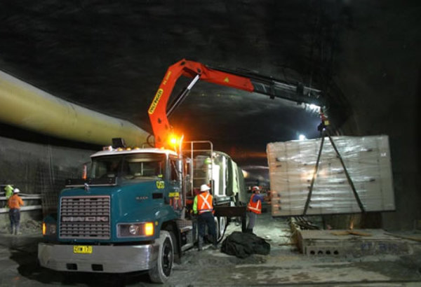 Ability to operate in confined spaces and low headroom