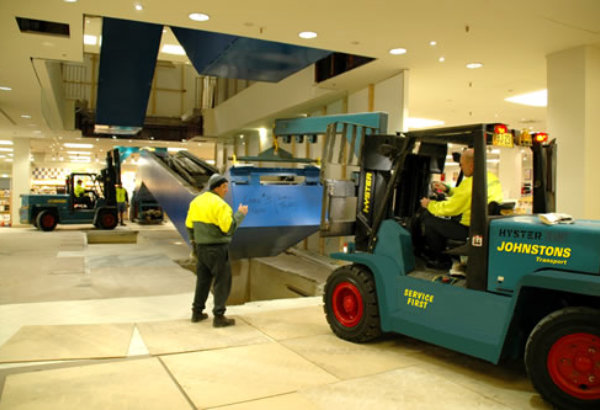 Ability to operate in confined spaces and low headroom